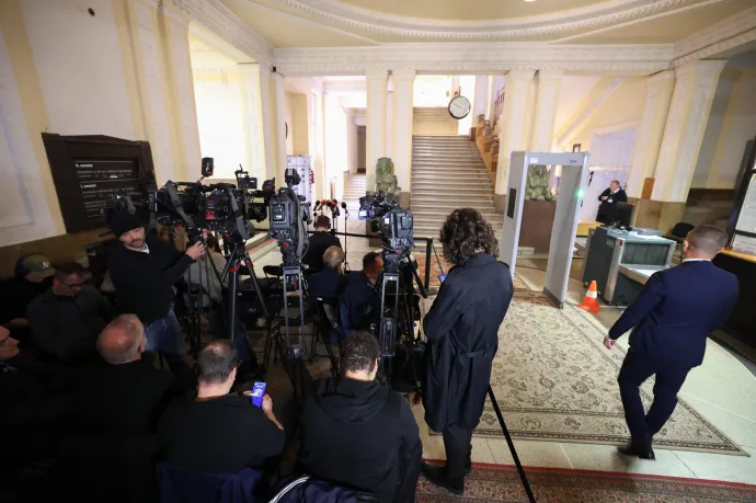 A sajtó munkatársai a bíróság aulájában várakoznak – Fotó: Bődey János / Telex
