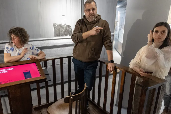 Tóth-Bartos András történész magyaráz, mellette Kató Mária muzeológus és Rétyi Eszter, a múzeum vezetője – Fotó: Gál László / Transtelex