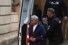 Előzetesben marad Călin Georgescu, miután egy harmadik bírót is bevontak az ítélethozatalba
