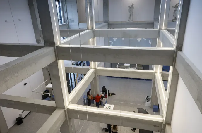 A múzeum fogadójában még jól látszik az egykori dohányraktár betonszerkezete, annyi maradt meg belőle – Fotó: Gál László / Transtelex