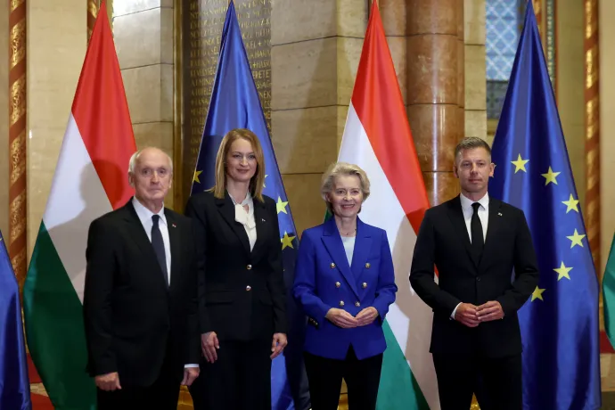 Ursula von der Leyen Baka András, Forsthoffer Ágnes és Magyar Péter mellett a Parlamentben – Fotó: Szabó Bernadett / Reuters