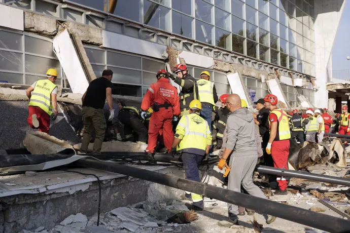 A szerb belügyminisztérium által közzétett, 2024. november 1-jén készült felvételen mentőegységek dolgoznak az újvidéki pályaudvarnál – Fotó: Ministry of Interior Affairs of Serbia / AFP