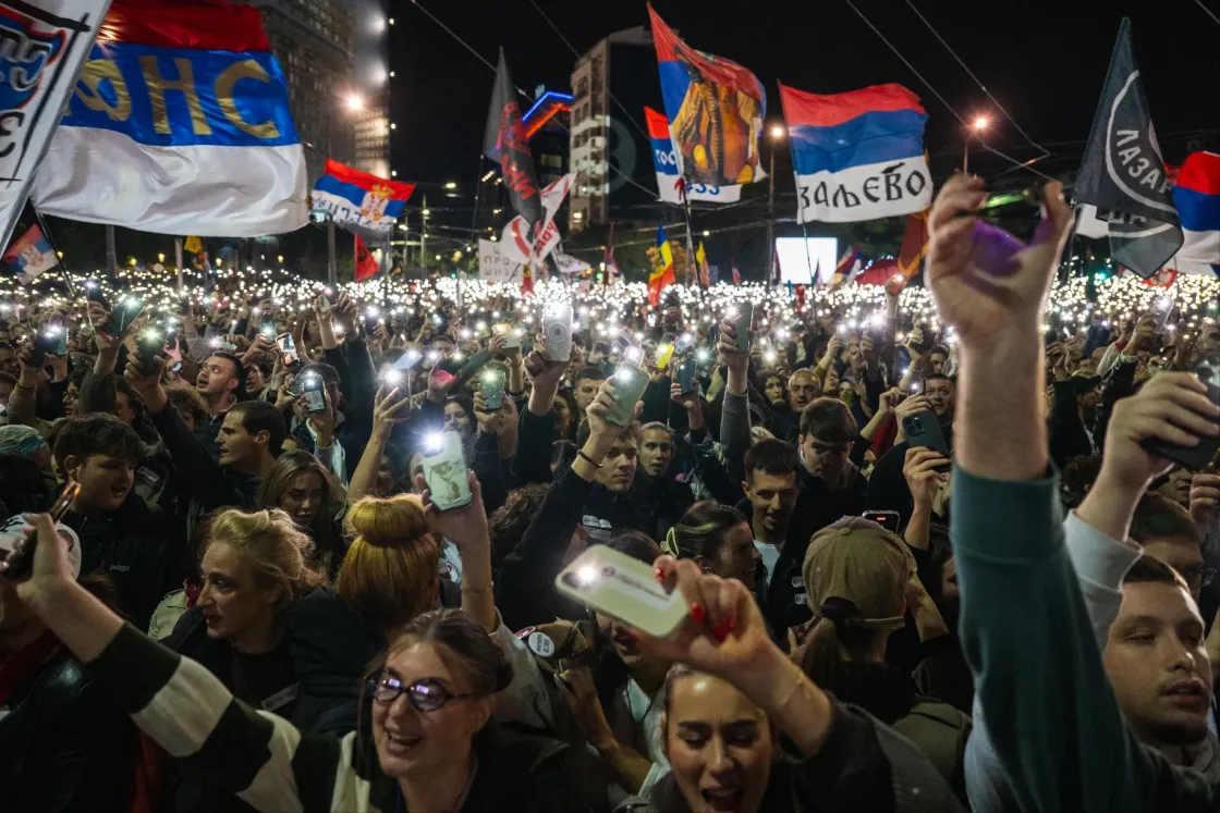Mindenki győzelemre készül: Vučić átmentené a hatalmát, az egyetemisták listája pedig megbuktatná a rendszerét