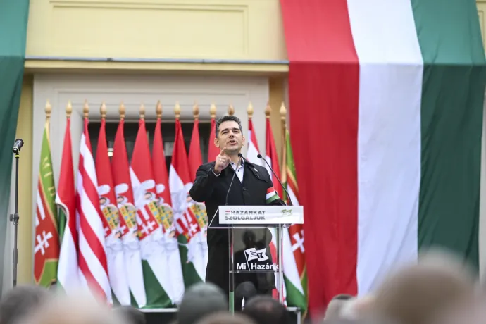Novák Előd beszél a színpadon, Pongrácz András fotója – Fotó: Ránki Dániel / Telex