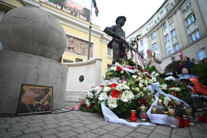 Novák Előd beszél a színpadon, Pongrácz András fotója – Fotó: Ránki Dániel / Telex