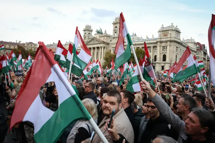 The crowd at Kossuth Square on 23 October 2026 – Photo: István Huszti / Telex