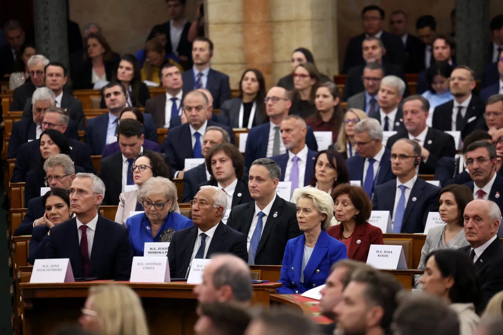 Jens Stoltenberg norvég pénzügyminiszter, António Costa, az Európai Tanács elnöke, Ursula von der Leyen és Baka András az ünnepi parlamenti megemlékezésen az Országházban – Fotó: Szabó Bernadett / Reuters