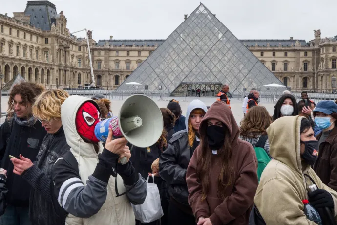 A szombati tüntetések miatt 70 ezer rendőrt küldenek ki Franciaországban, Párizsban kiszorítanák a belvárosból a demonstrációt