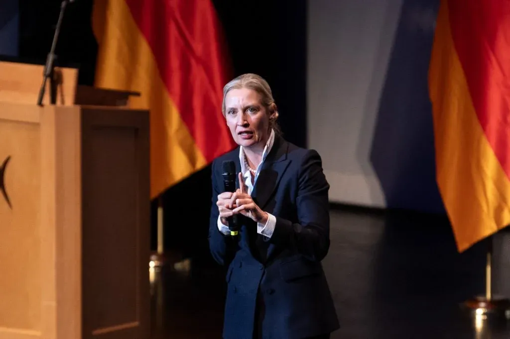 Kínos helyzetbe hozta az AfD elnökét, hogy a kiszivárgott e-mailek ellentmondanak egy korábbi nyilatkozatának