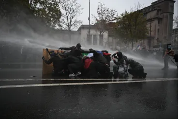 Százezrek vonultak utcára Franciaországban, estére több városban összecsapások törtek ki