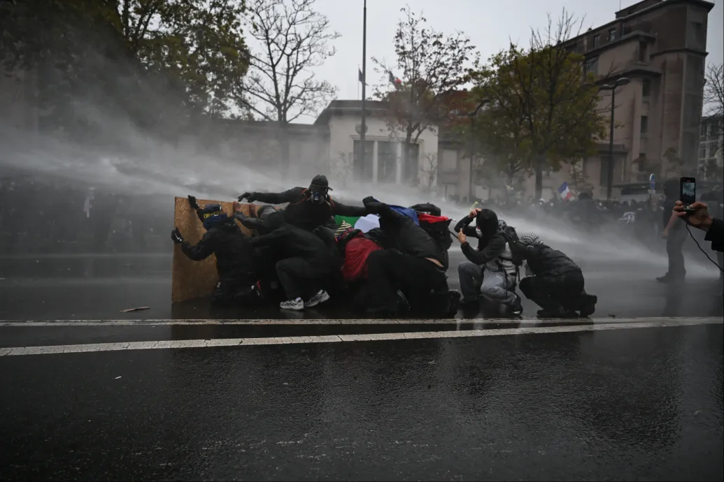 Százezrek vonultak utcára Franciaországban, estére több városban összecsapások törtek ki