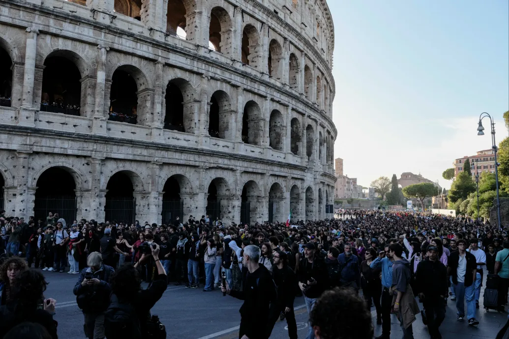 A Colosseumba is bejutottak az olasz tüntetők, de nagyrészt sikerült elkerülni az erőszakos jelenteket