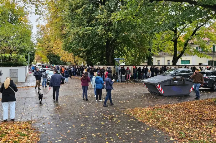 Sorban álltak a müncheni szerb követség utcájában is – Fotó: Olvasónk, Máté