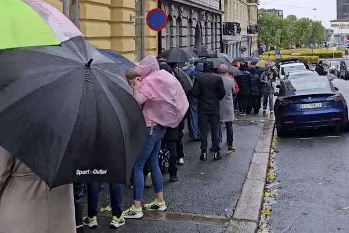 Oslóban is sorba kellett állni az esőben – Fotó: Olvasónk, Márton