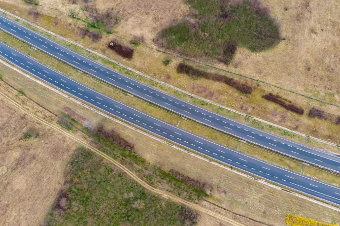Lezárások lesznek az M1-M7 autópálya közös szakaszán, nagy dugók lesznek, de Vitézy szerint muszáj felújítani az utakat