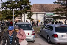 Fenyegetések, buszoztatások, magyar őrszemek: feszült légkörben zajlott a szerbiai választás