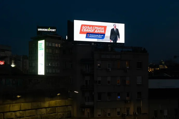 A Szerb Haladó Párt hirdetése Belgrádban, amely szerint: Minden nap egy jobb Szerbia – Fotó: Hevesi-Szabó Lujza / Telex