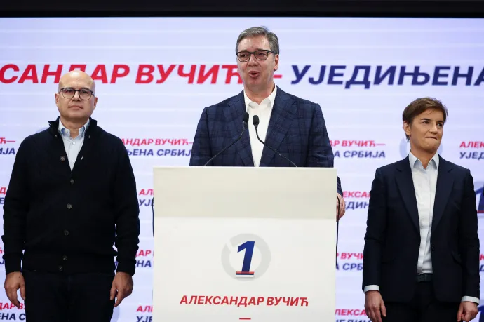 Aleksandar Vučić sajtótájékoztatót tart nem sokkal az urnazárást követően Belgrádban – Fotó: Zorana Jevtic / Reuters