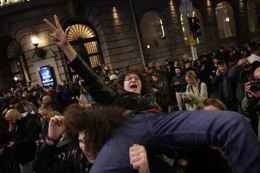 Győzelmi mámor Szerbiában: Végre elmennek ezek a bűnözők, szabadok vagyunk!