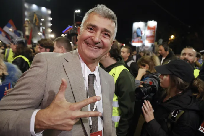 Ilija Srdanovic, az Egyetemista Lista – Az egyetemisták győznek elnevezésű ellenzéki választási lista vezetője a belgrádi kampányzáró rendezvényükön 2026. október 22-én – Fotó: Marko Djokovic / EPA / MTI
