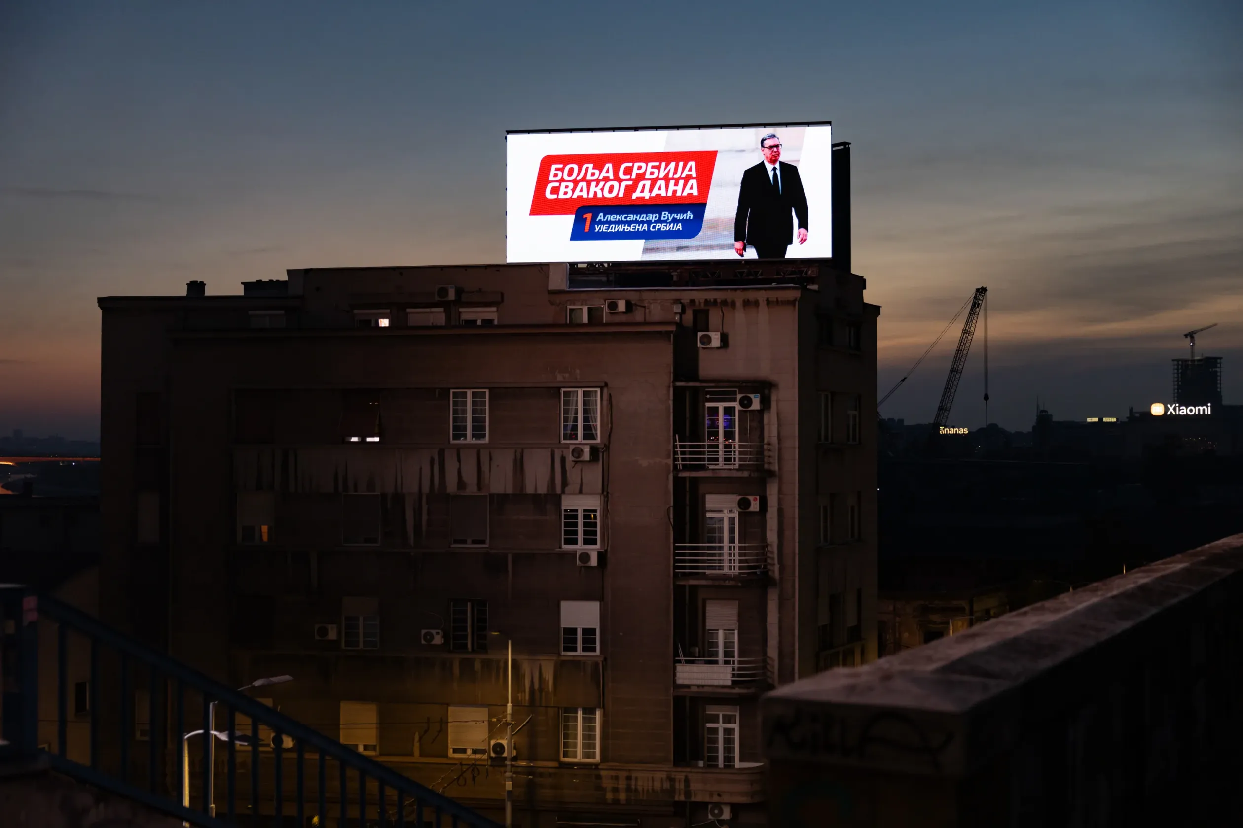 Aleksandar Vučić óriásplakátja Belgrádban – Fotó: Hevesi-Szabó Lujza / Telex