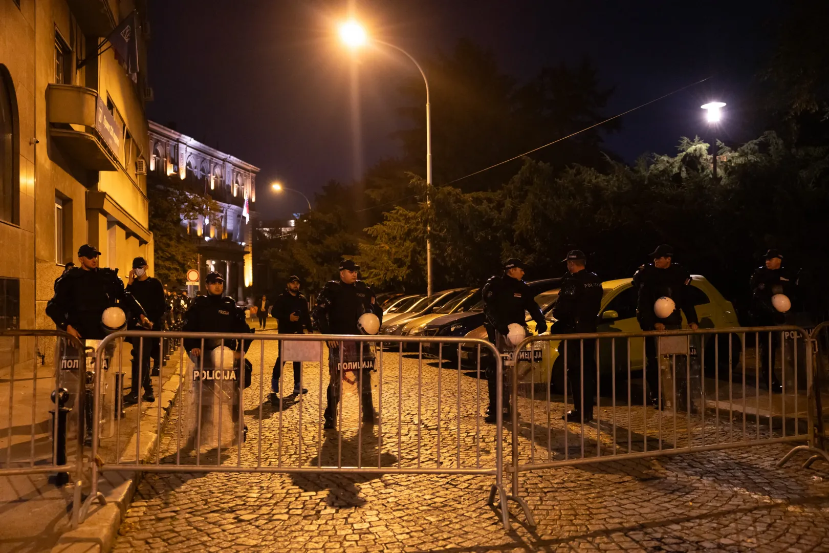 A kormánypárt híveit elszeparáló kordon és rendőrsorfal az ún. Ćaciland előtt – Fotó: Hevesi-Szabó Lujza / Telex