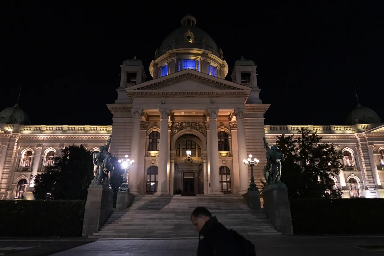 A belgrádi parlament épülete és a közeli kordonerdő – Fotó: Hevesi-Szabó Lujza / Telex