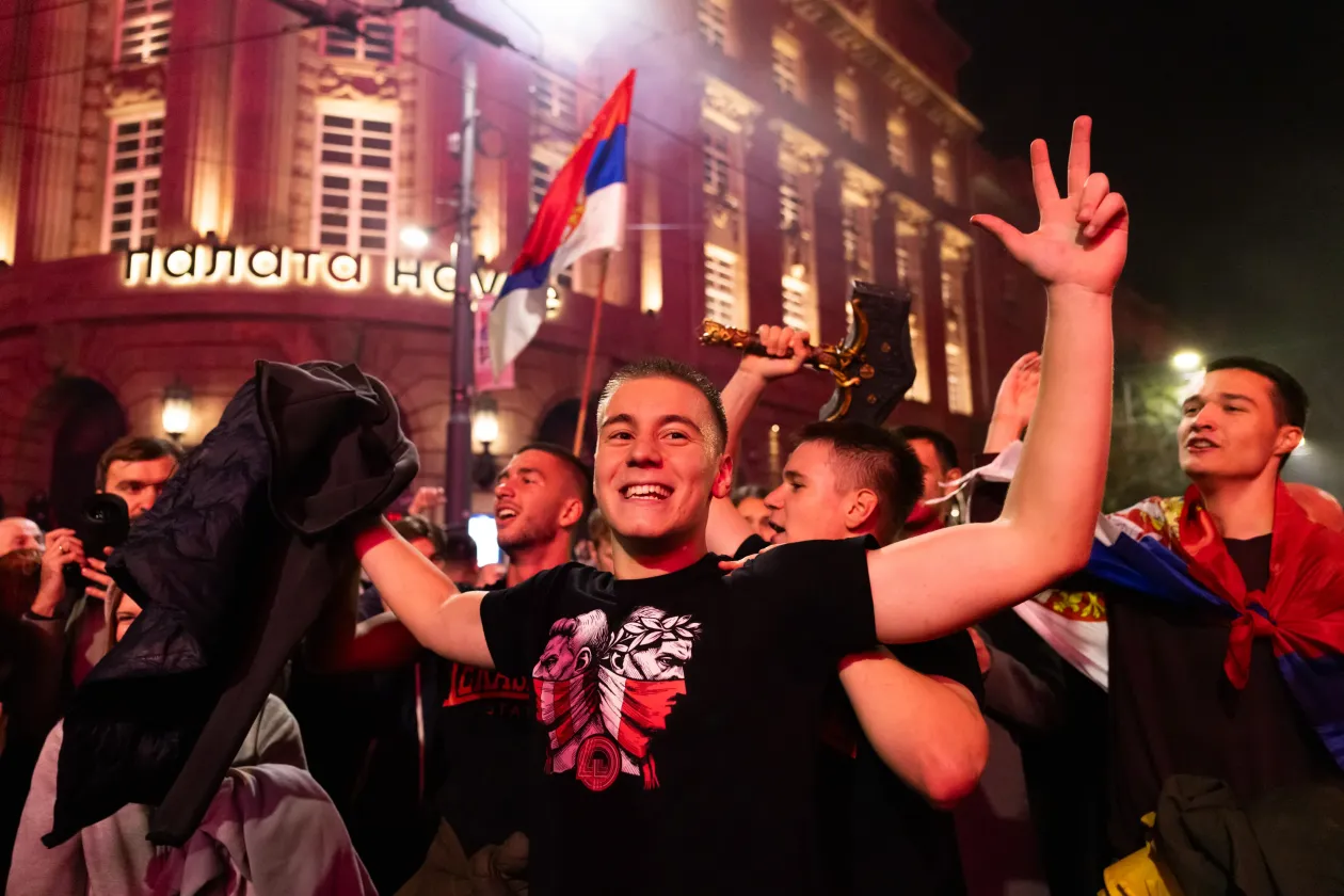 A győzelem jele és egy megszeretgetett rohamrendőr – Fotó: Hevesi-Szabó Lujza / Telex