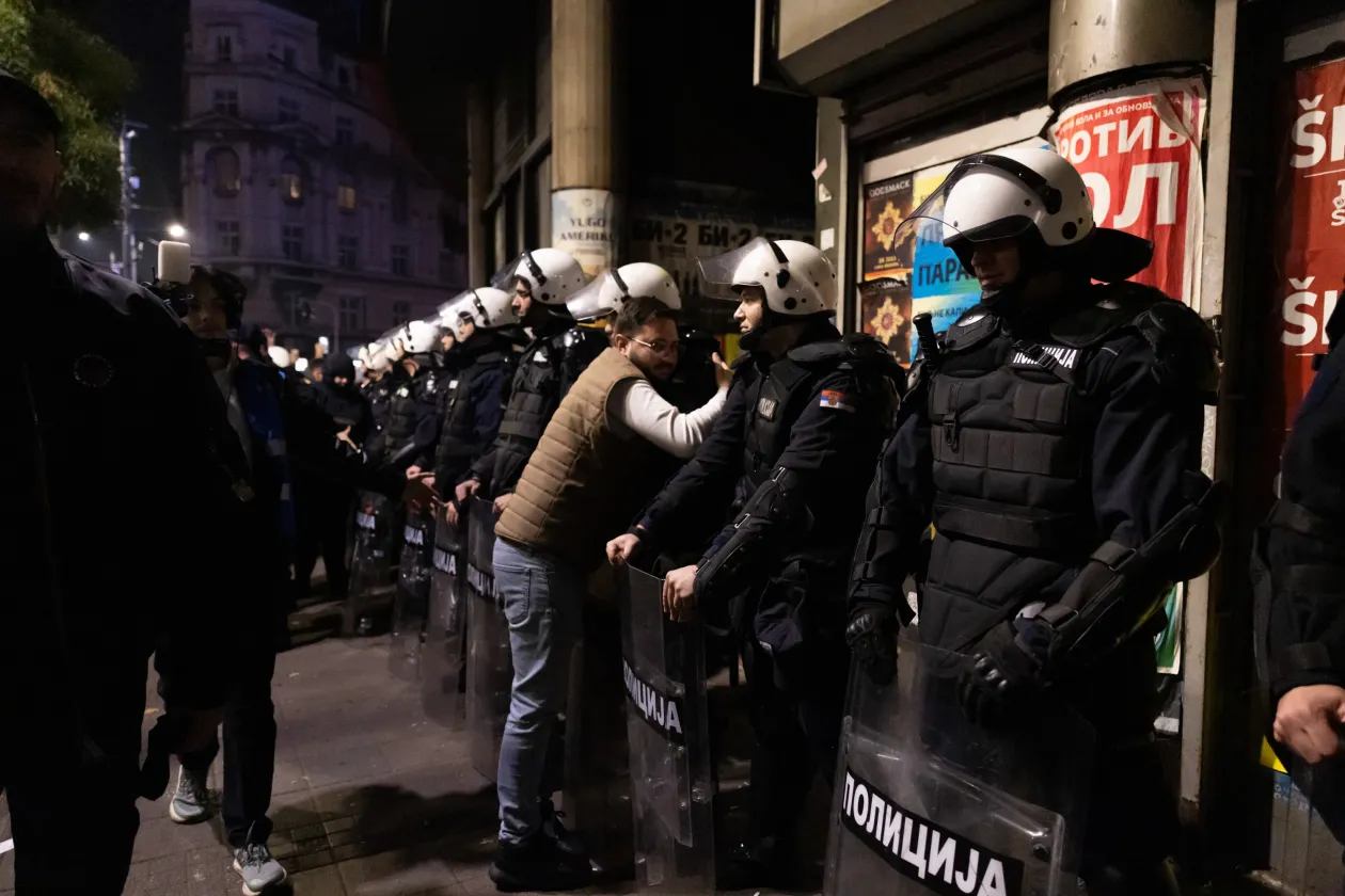 A győzelem jele és egy megszeretgetett rohamrendőr – Fotó: Hevesi-Szabó Lujza / Telex
