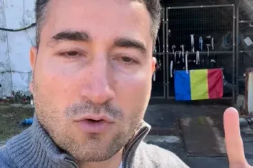 Az alkalmatlan vezetők ellen szólalt fel az AUR képviselője a parajdi sóbányánál, és kitűzött egy román zászlót