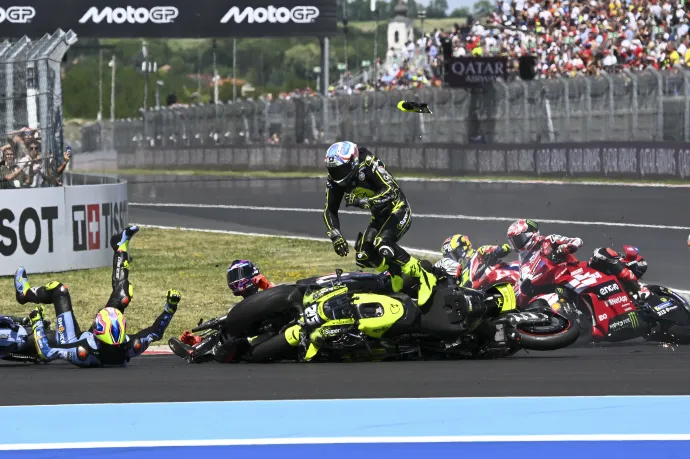Tömegbaleset a MotoGP Magyar Nagydíjon, a balatonfőkajári Balaton Park Circuit versenypályán, 2026. június 7-én – Fotó: Czeglédi Zsolt / MTI