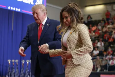 „Láttam már gyönyörű feneket” – Donald Trump Nicki Minajt is bevetette a michigani kampányrendezvényen
