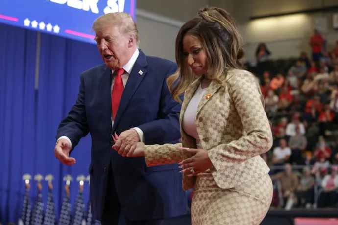 „Láttam már gyönyörű feneket” – Donald Trump Nicki Minajt is bevetette a michigani kampányrendezvényen