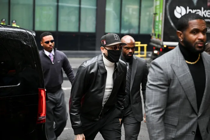 Felfüggesztett börtönt kapott Chris Brown, mert zenésztársával megvertek egy producert