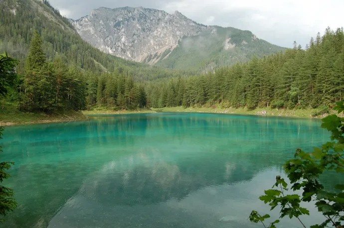 Ilyen volt, ilyen lett. A Grüner See régebben és most – Fotó: Herzi Pinki / Wikipedia és Hubert Zinner / Tragöß-St. Katharein