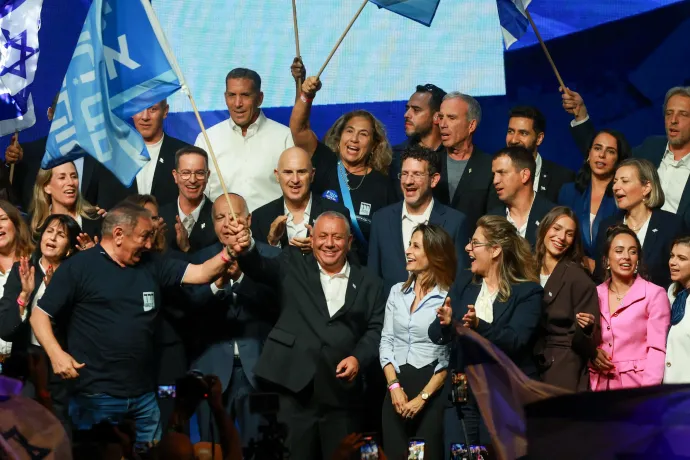 Gadi Ejzenkot volt izraeli vezérkari főnök (elöl, kezében zászlóval) részt vesz a Jashar párt rendezvényén az izraeli parlamenti választásokat megelőzően Tel-Avivban, 2026. október 25-én. – Fotó: Ronen Zvulun / Reuters