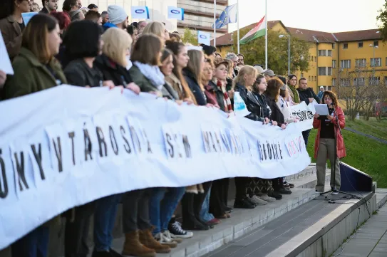 Könyvtárbuszokkal lassíthatják a forgalmat a közművelődési dolgozók Pécsen, ha nem rendezi a kormány az ágazati béreket