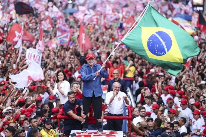Lula brazil zászlót lenget az elnökválasztás második fordulóját megelőző választási gyűlésen São Paulóban 2026. október 24-én – Fotó: Alexandre Schneider / Getty Images