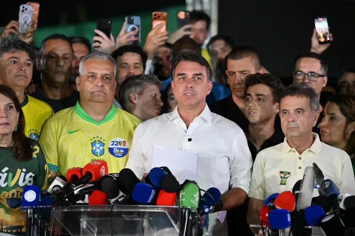 Flávio Bolsonaro elnökjelölt beszédet mond az általános választások eredményeinek kihirdetése után Brazíliavárosban 2026. október 25-én – Fotó: Ton Molina / Getty Images