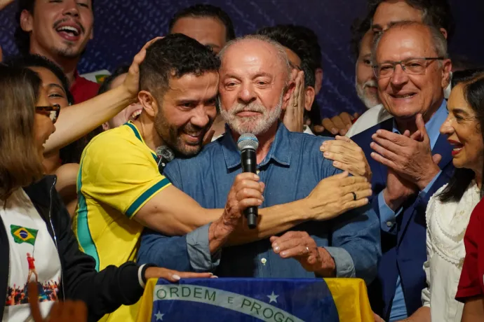 Luiz Inácio Lula da Silva, Brazília újraválasztott elnöke győzelmi beszédet mond a São Pauló-i Intercontinental Hotelben található választási központjában 2026. október 25-én – Fotó: Nicolas Hernandez / Anadolu / Getty Images