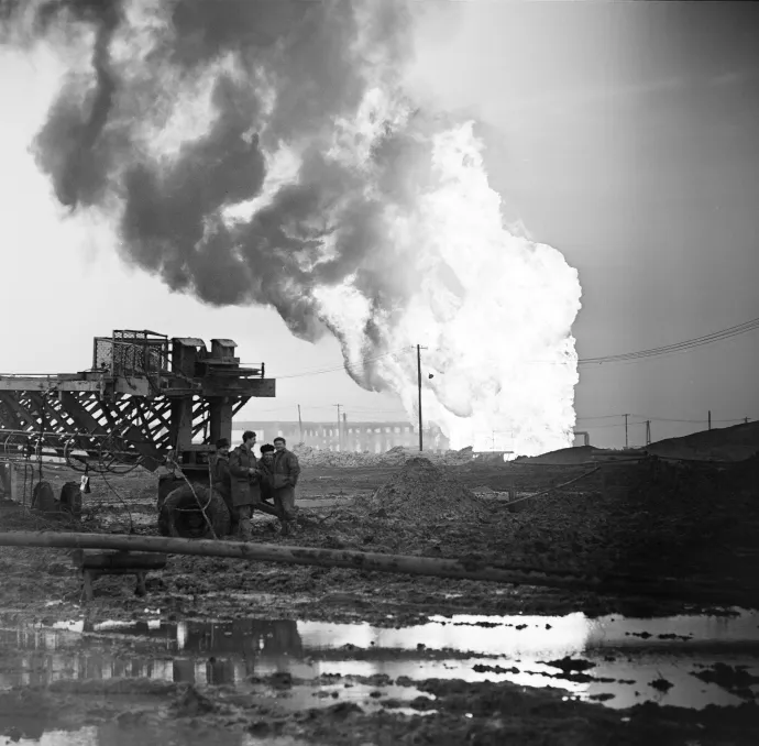 Magyarország, 1968, Algyő: oltási munkán dolgozók a Nagyalföldi Kőolaj- és Földgáztermelő Vállalat szegedi üzemének 168-as számú, égő olajkútjánál – fotó: Fortepan / Bojár Sándor