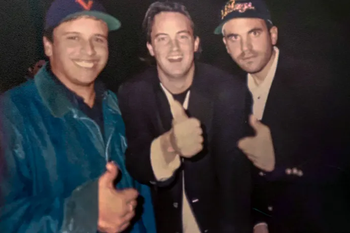 Matthew Perry barátaival, Roger Castillóval és David Pressmannel – Forrás: Netflix