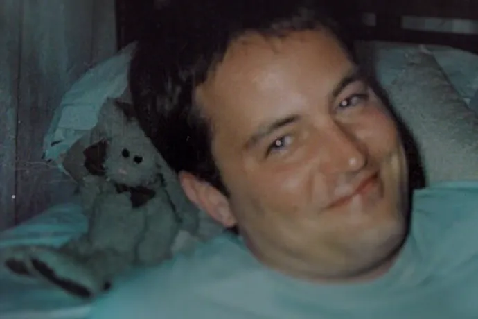 Matthew Perry sosem szabadult a függőség börtönéből