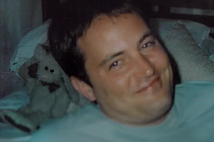 Matthew Perry sosem szabadult a függőség börtönéből
