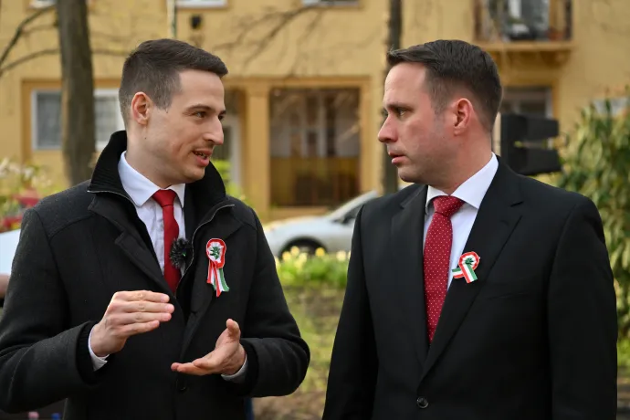 Borbély Ádám fideszes zuglói önkormányzati képviselő és Dömötör Csaba, a Miniszterelnöki Kabinetiroda parlamenti államtitkára a zuglói polgári szervezetek 1848-as ünnepségén 2024. március 14-én – Fotó: Purger Tamás / MTI