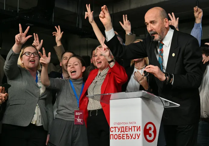 Radomir Saičić kémiaprofesszor, a diákok által támogatott választási lista jelöltje beszédet mond a választás éjszakáján Belgrádban 2026. október 25-én – Fotó: Andrej Isakovic / AFP