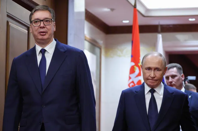 Aleksandar Vučić szerb államfő és Vlagyimir Putyin orosz elnök érkezik a pekingi Tiaojütaj állami vendégházban tartandó kétoldalú találkozójukra 2025. szeptember 2-án – Fotó: Makszim Semetov / Reuters pool / EPA / MTI