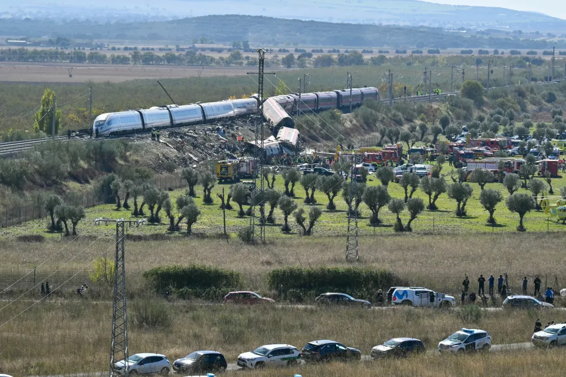Nagyon-nagyon erős ütközés volt, négy-öt üléssornyit repültem – túlélők beszámolói a spanyol vonatbalesetről