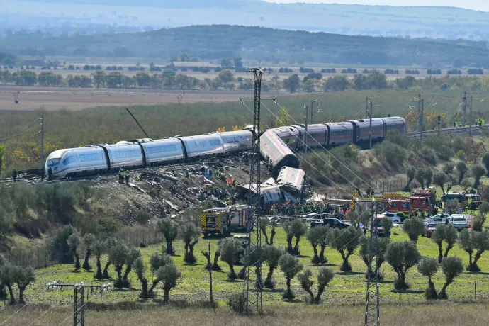 Nagyon-nagyon erős ütközés volt, négy-öt üléssornyit repültem – túlélők beszámolói a spanyol vonatbalesetről