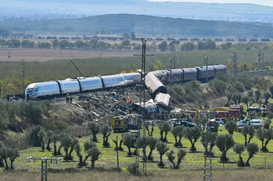 Nagyon-nagyon erős ütközés volt, négy-öt üléssornyit repültem – túlélők beszámolói a spanyol vonatbalesetről